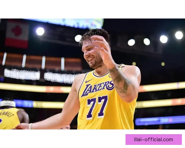 詹姆斯背靠背三双创历史新高 与东契奇激情熊抱庆祝胜利